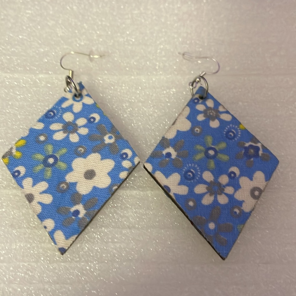 Earrings - Picture 3 of 4